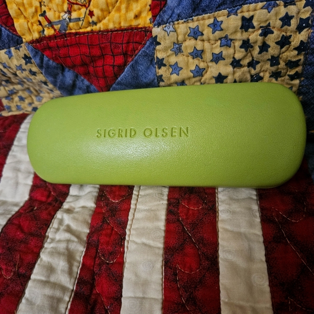 ⚠️Free Bundle Item- Lime green Glasses case